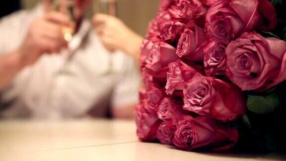 桌上有一束玫瑰