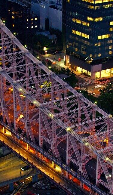 FDR驾驶通过下皇后区大桥在曼哈顿的夜晚-垂直空中