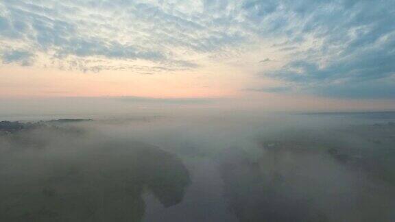 山谷云雾缭绕的清晨航拍