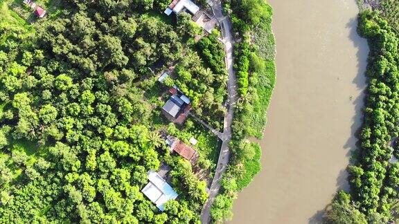 鸟瞰图的小镇和河在越南的村庄