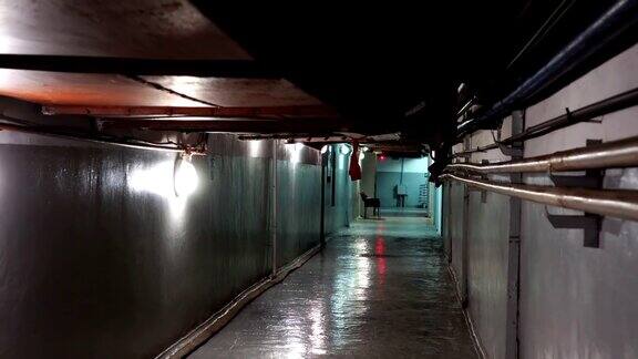 黑暗的走廊灯在结束突出寂静神秘的地下室昏暗的光