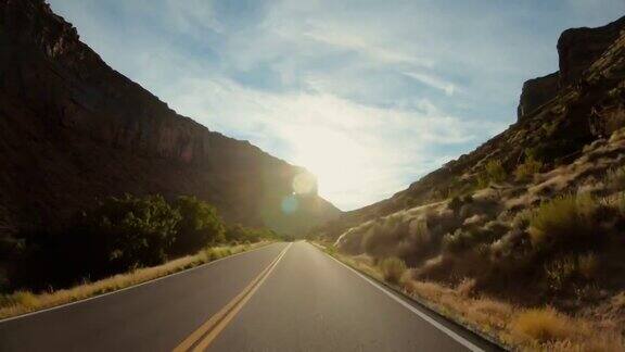 POV汽车驾驶在美国西南:笔直的道路和壮丽的日落户外