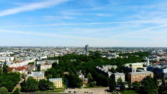 拉脱维亚首都里加上空的鸟瞰图城市里有树木和绿色环境