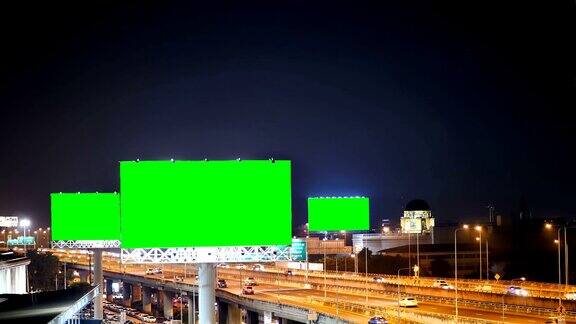 泰国曼谷高速公路上以城市为背景的绿色广告牌屏风