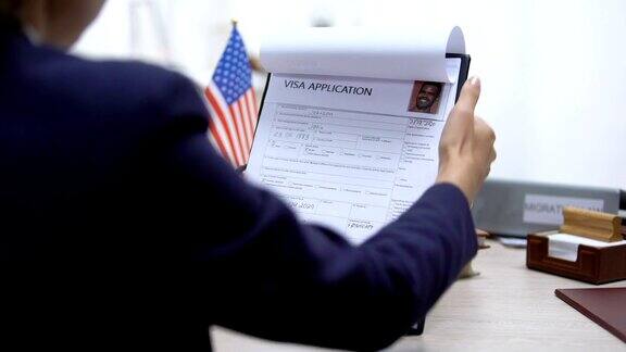 移民官批准签证申请桌上放美国国旗旅游