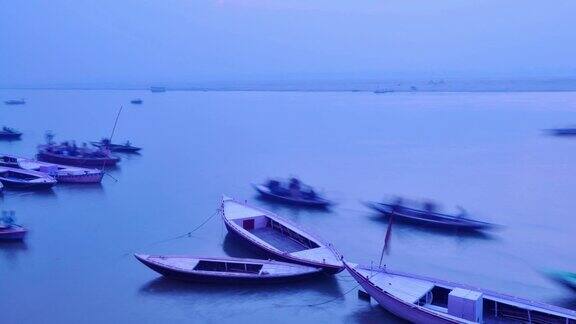 黎明时分印度瓦拉纳西恒河上印度朝圣者划着小船