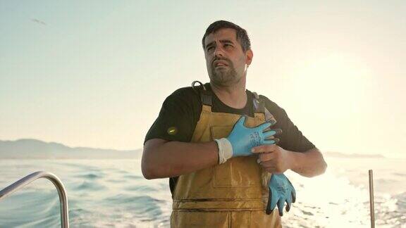 独立渔民在海上戴上工作手套