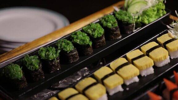 日本料理-自助餐风格寿司在餐厅