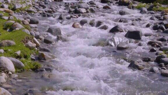 快速山区河流与石头在吉尔吉斯斯坦流动的特写