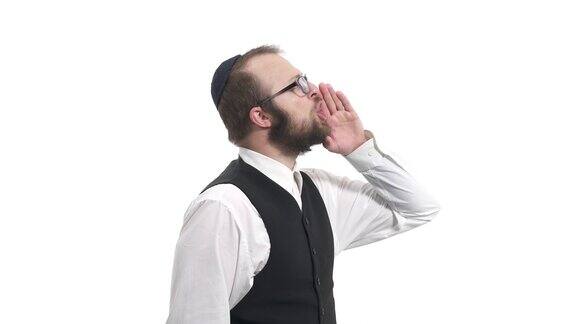 一个穿着犹太犹太节的男人的侧视图手靠近他的嘴大声叫喊孤立在白色背景上