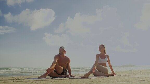 沙滩上的伸展瑜伽