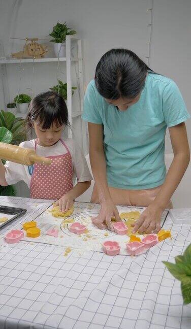 快乐的亚洲孩子在家里一起学习做饼干生活方式