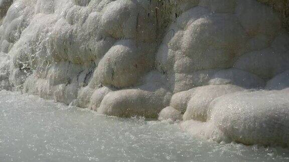 清水从白皑皑的石灰岩大理石山上流下来