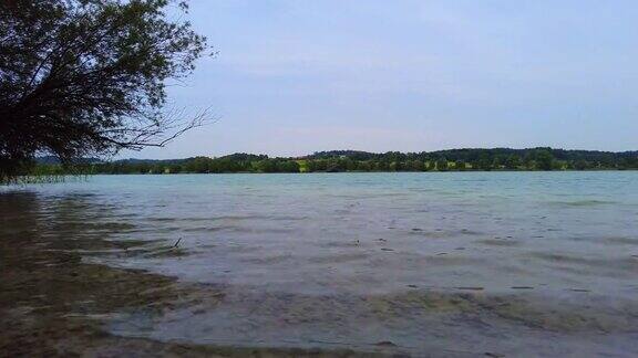 德国巴伐利亚的塔金格湖阴天