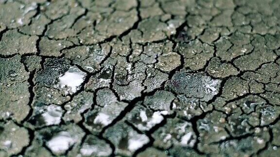 雨水落在干燥的土壤上