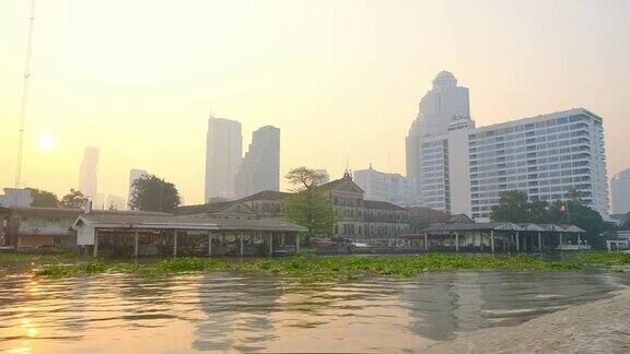 乘游船在湄南河上国王之河泰国旅游