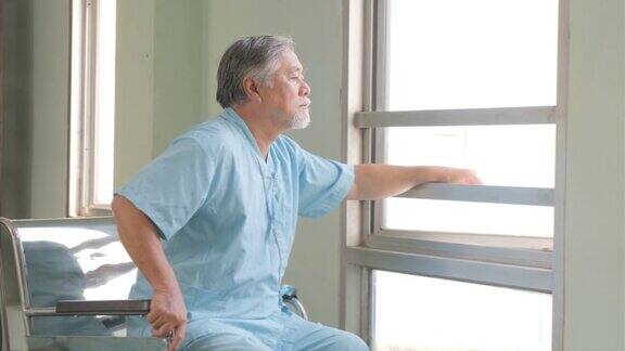 一个退休男子独自在诊所里