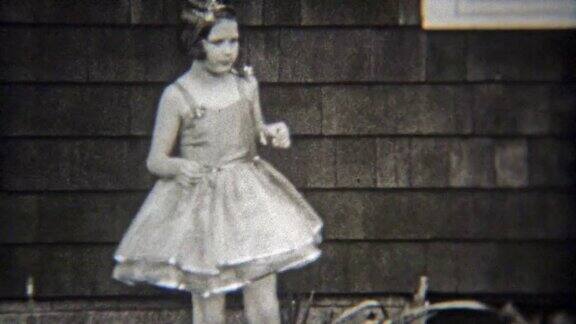 1936年:自信的芭蕾舞女孩在屋前独舞