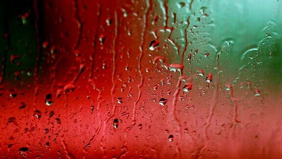 雨点落在窗玻璃上