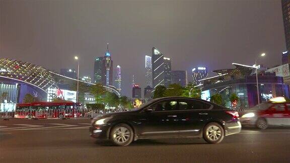 汽车在镜头前分散开来背景是广州的摩天大楼大城市的夜生活