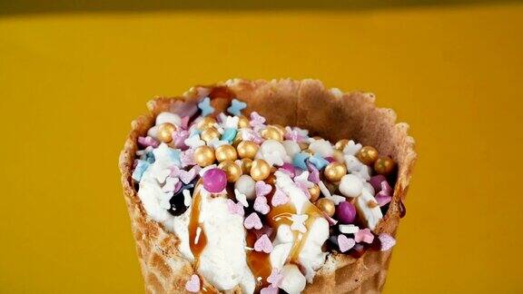 冰淇淋用多种颜色的糕点屑装饰特写香草冰淇淋甜筒加上顶部和顶部