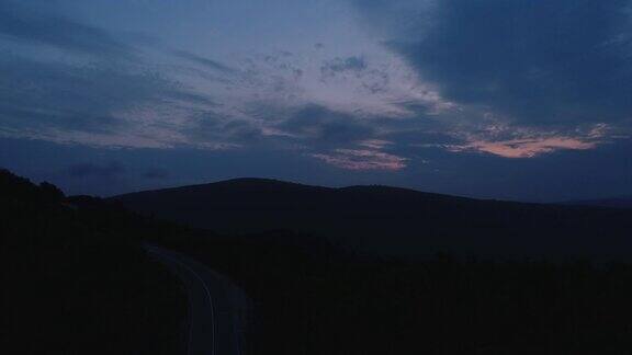 夜间鸟瞰山路