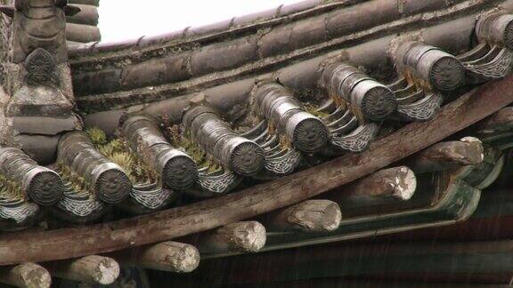 在雨中观赏传统中式屋顶