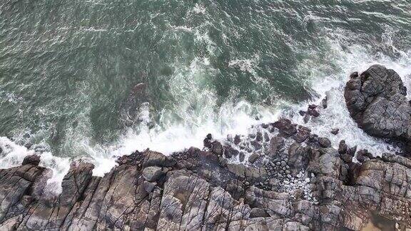 看海浪拍击岩石