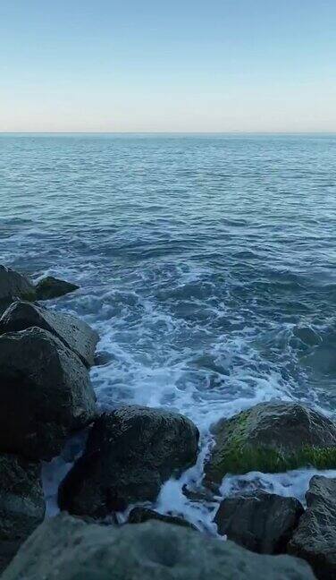 海浪拍打着岸边的石头