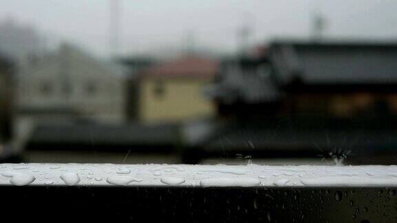 雨点落在窗框上
