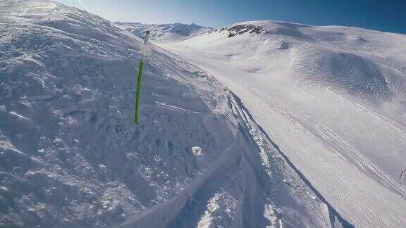 从斜坡上滑下的滑雪板特写