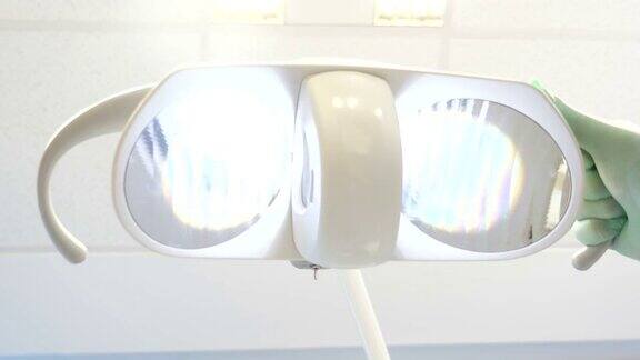 牙医调整灯光进行快速牙齿检查