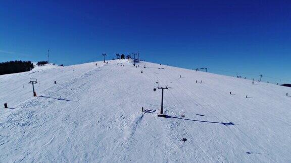 空中滑雪缆车位于阳光明媚的喀尔巴阡山脉滑雪场