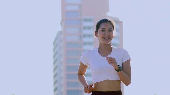 亚洲女性在城市户外跑步和慢跑