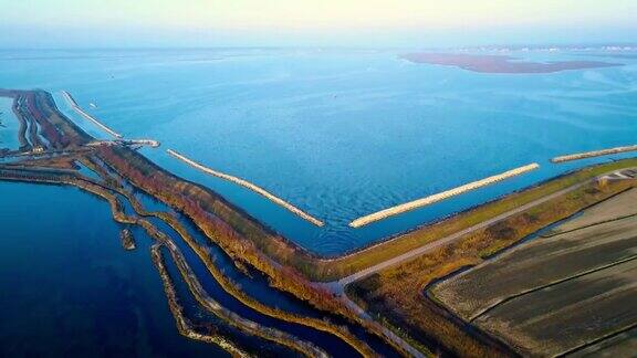 灰色的柏油路被草地和泻湖包围着