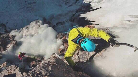 极限运动：瀑布上攀冰