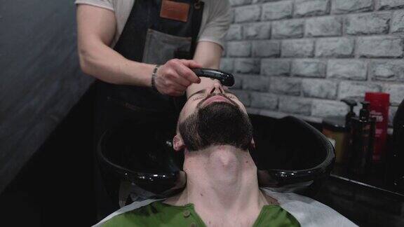 专业美发师为客户洗头