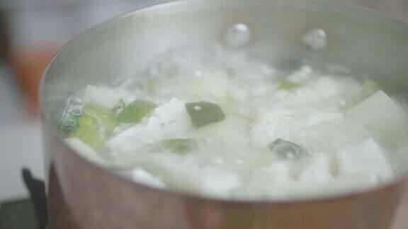在锅里煮花椰菜汤