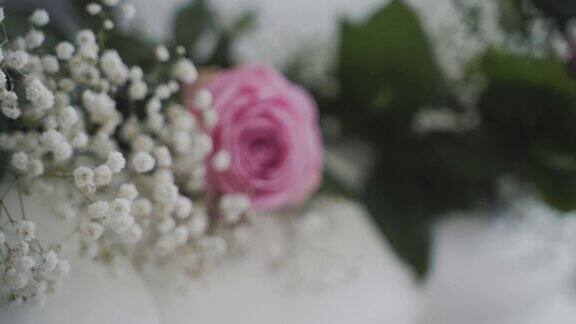 粉红色玫瑰婚礼花束白色餐桌背景