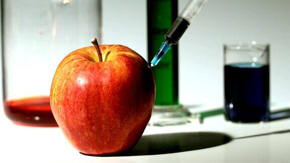 给苹果注射化学药品的注射器