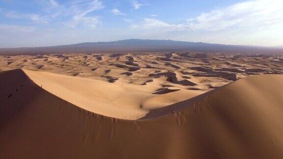 鸟瞰图KhongorynEls沙丘在戈壁沙漠蒙古