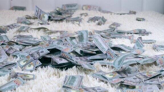 一张白色的床上许多钞票慢镜头地在空中飞舞巨额财富慢镜头
