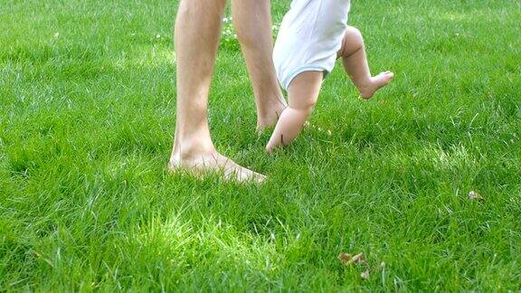 爸爸帮助宝宝学走路