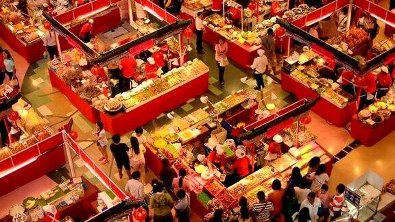 亚洲人聚集在食品市场