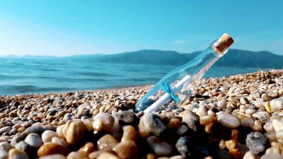 在海滩上按摩的瓶子