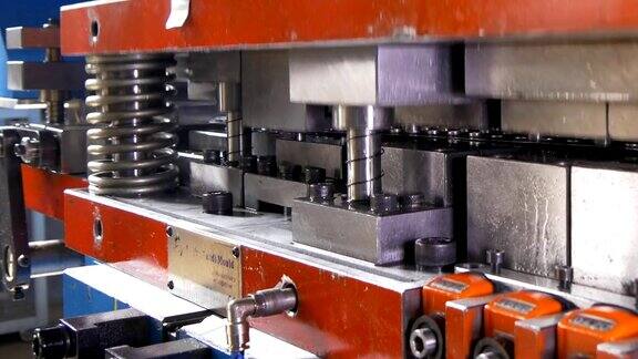 在工业数控机床上进行金属板材的切割、打孔、冲压