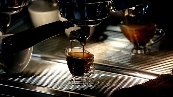 咖啡师用咖啡机煮咖啡关闭了