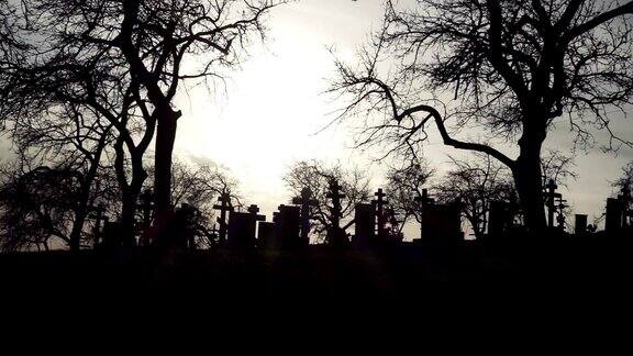 日落时分的古老坟场和古老的十字架