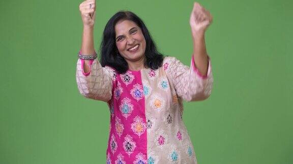 成熟快乐美丽的印度女人感到兴奋同时竖起大拇指