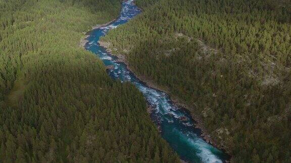 大屯海门国家公园的山景鸟瞰图森林和水晶蓝色的河流
